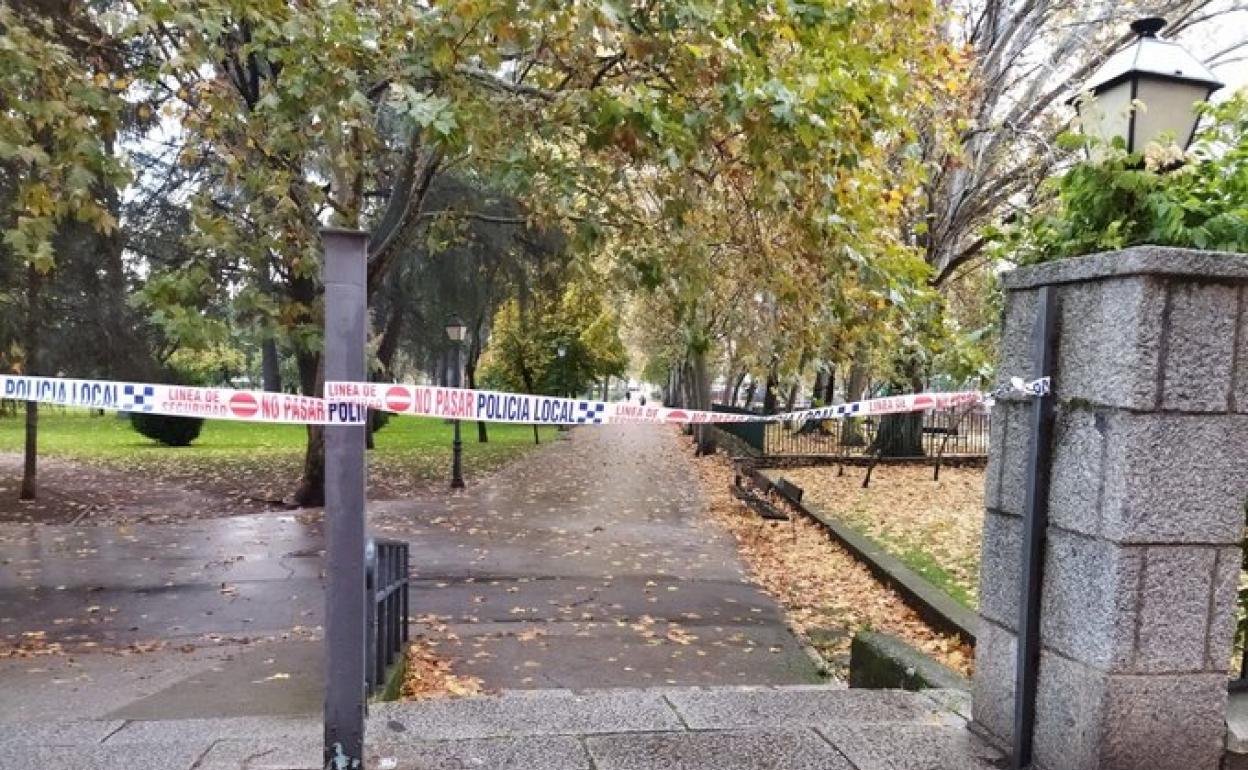 Acceso al parque del Plantío cortado por el temporal.