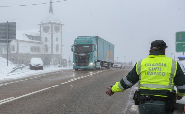 La Guardia Civil de Tráfico ha procedido a tomar esta medida debido a la situación que presenta esta vía.