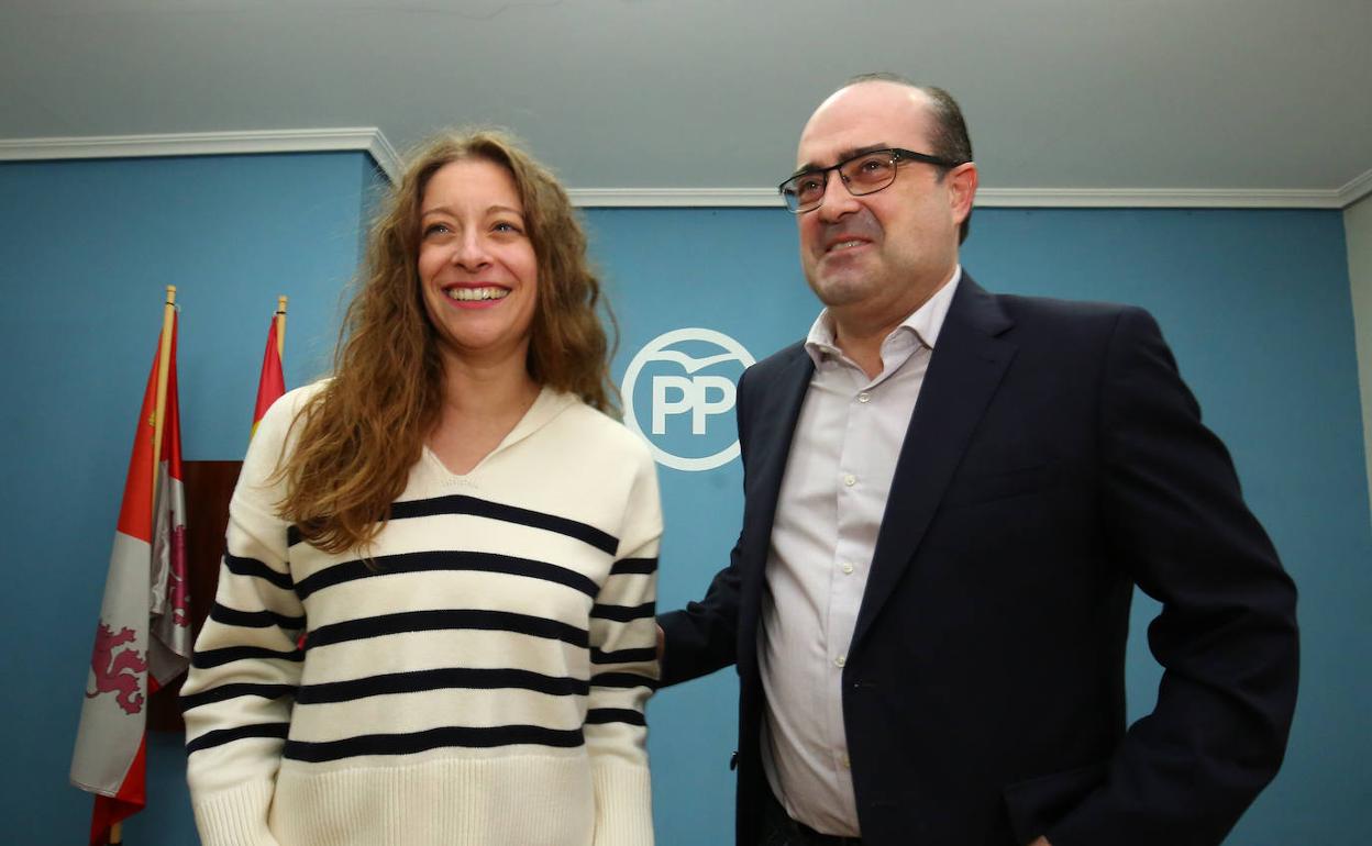Ester Muñoz presenta a Marco Morala como candidato a la Alcaldía del Ayuntamiento de Ponferrada.