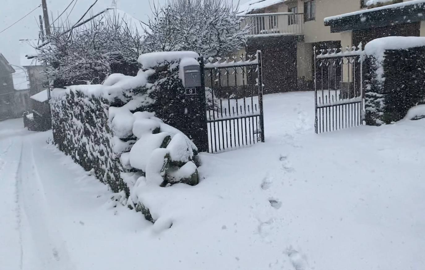 Estampas de nieve en zonas como Cubillas, Lugueros, Villamanín, Villablino, Fontún, Buiza y Villar del Puerto.