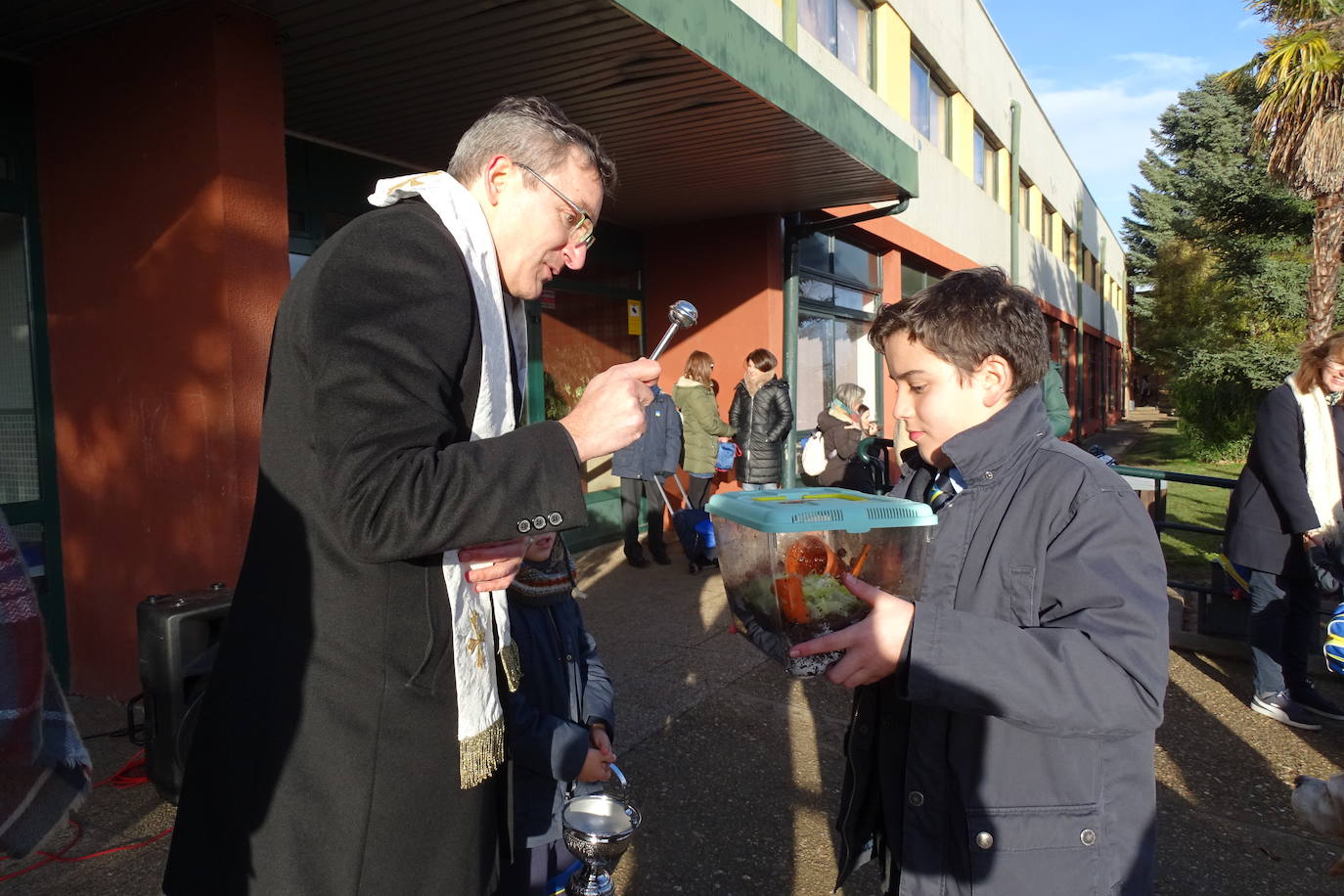 Las mascotas visitan Peñacorada con motivo de la fiesta de San Antón.