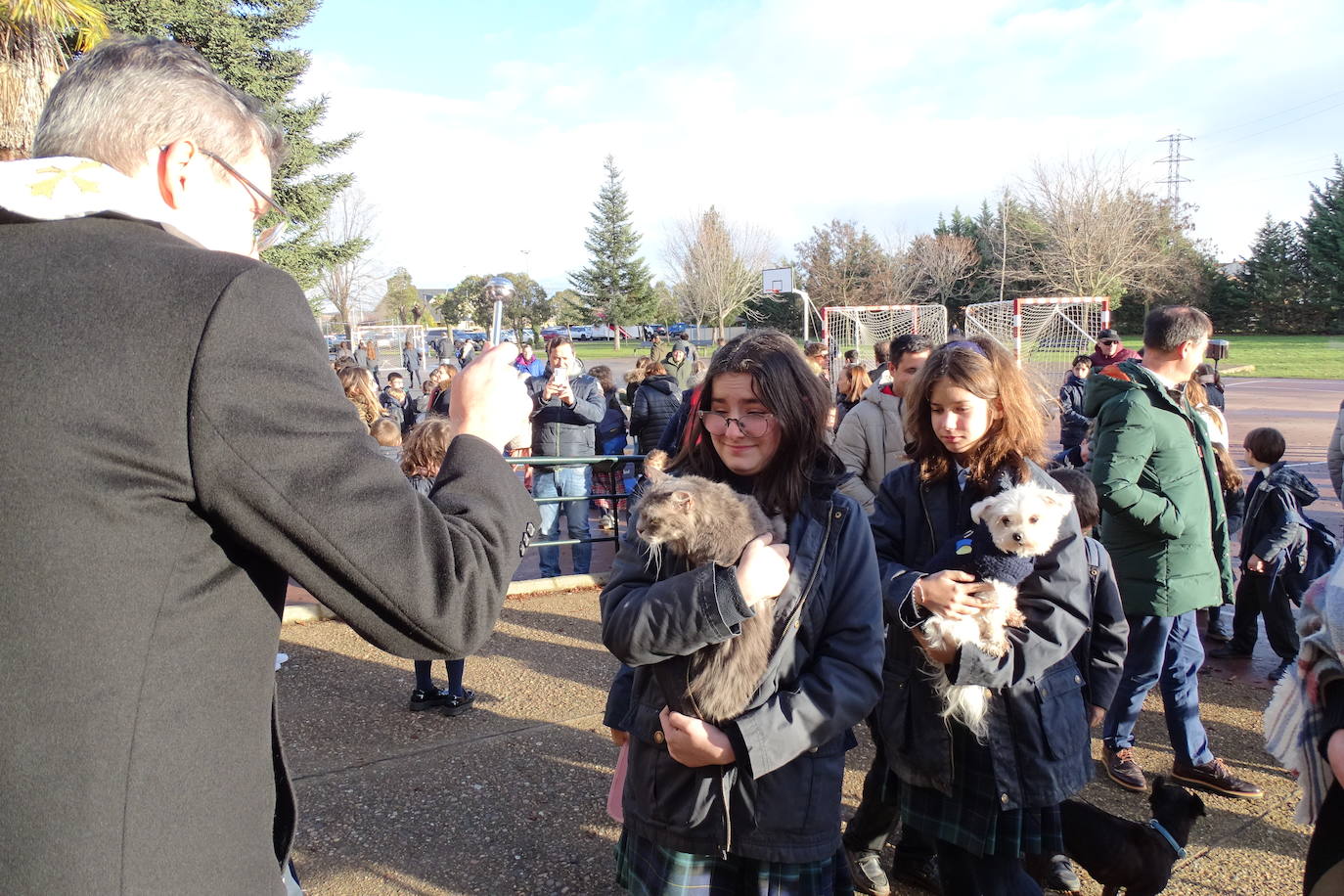 Las mascotas visitan Peñacorada con motivo de la fiesta de San Antón.