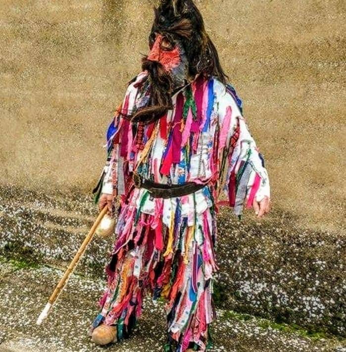 Fotos: Los Campaneirus abren las Mascaradas de Invierno