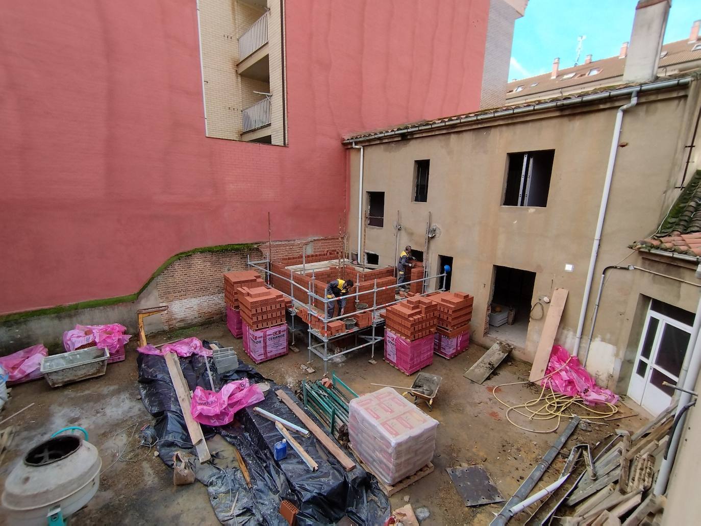 Las obras del Espacio del Mayor de Valencia de Don Juan se espera que acaben en marzo.