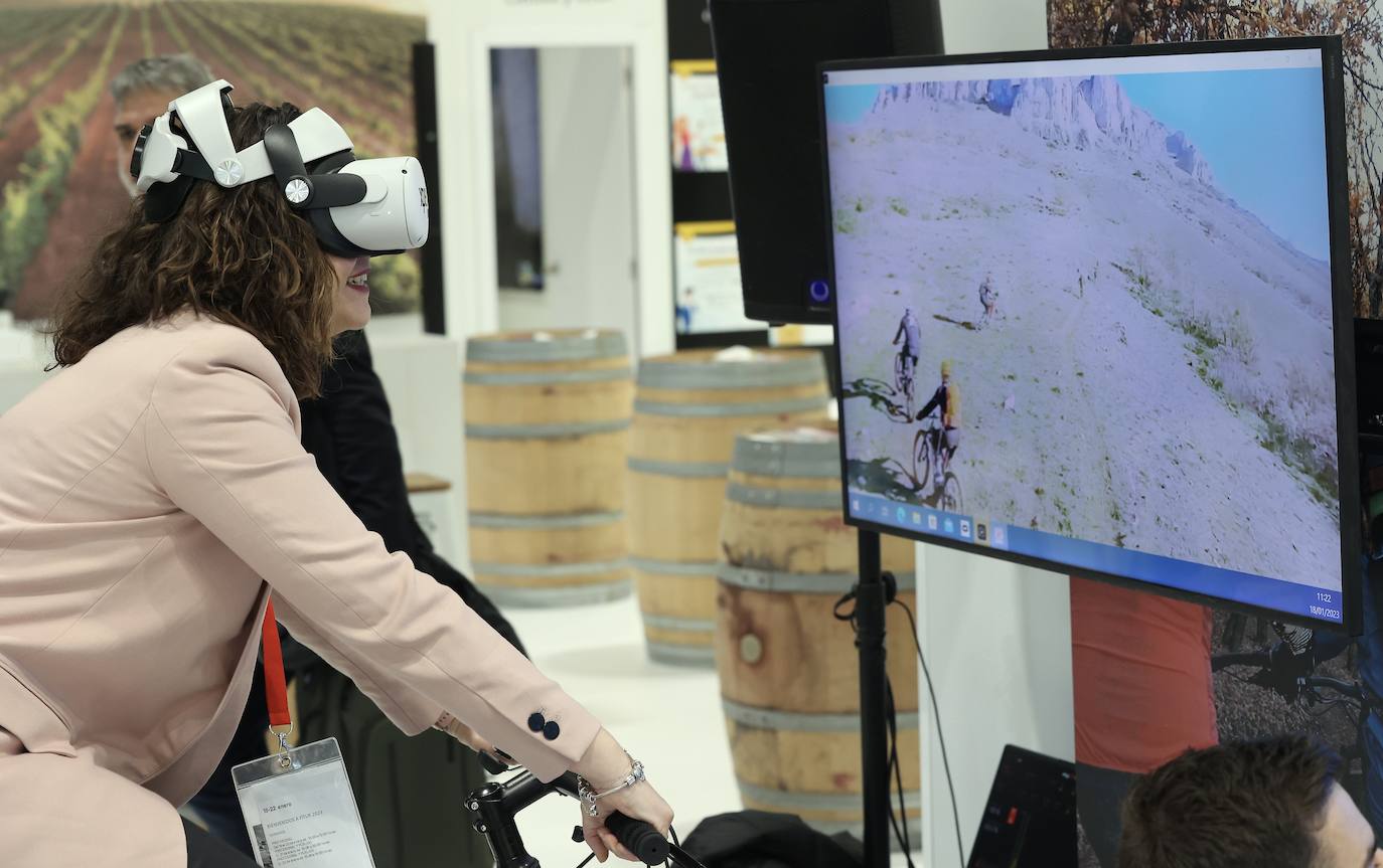 Los reyes inauguran una nueva edición del certamen Fitur junto a la ministra de Industria, Reyes Maroto y el presidente de Ifema José Vicente de los Mozos