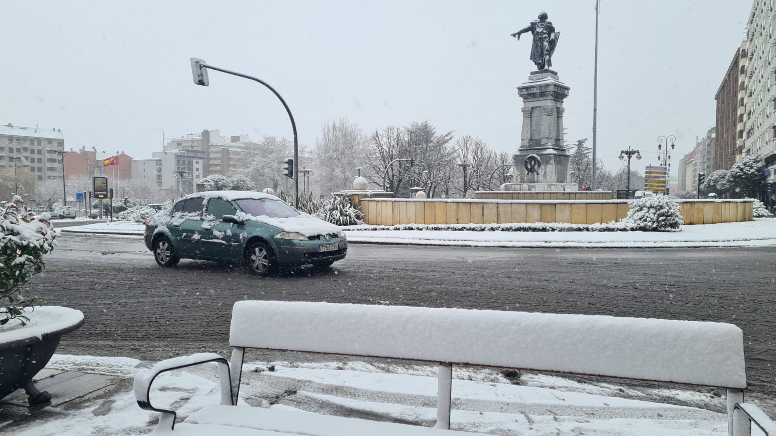 Desde esta madrugada, los copos no han dejado de caer y han llenado de blanco la ciudad.