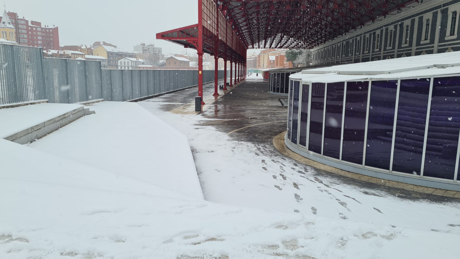 Desde esta madrugada, los copos no han dejado de caer y han llenado de blanco la ciudad.