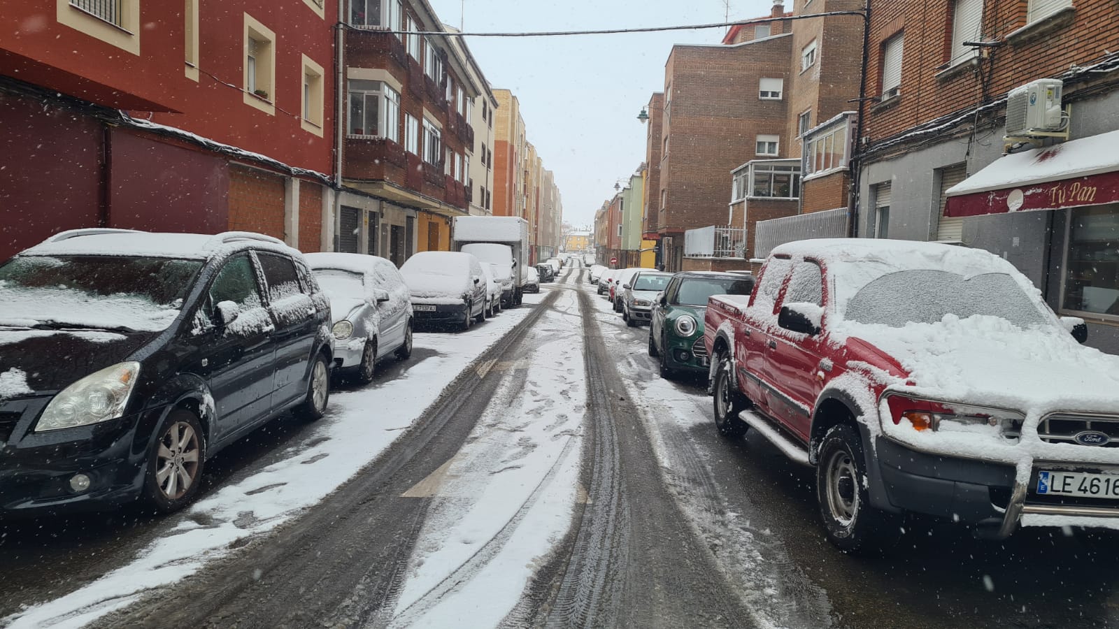 Desde esta madrugada, los copos no han dejado de caer y han llenado de blanco la ciudad.