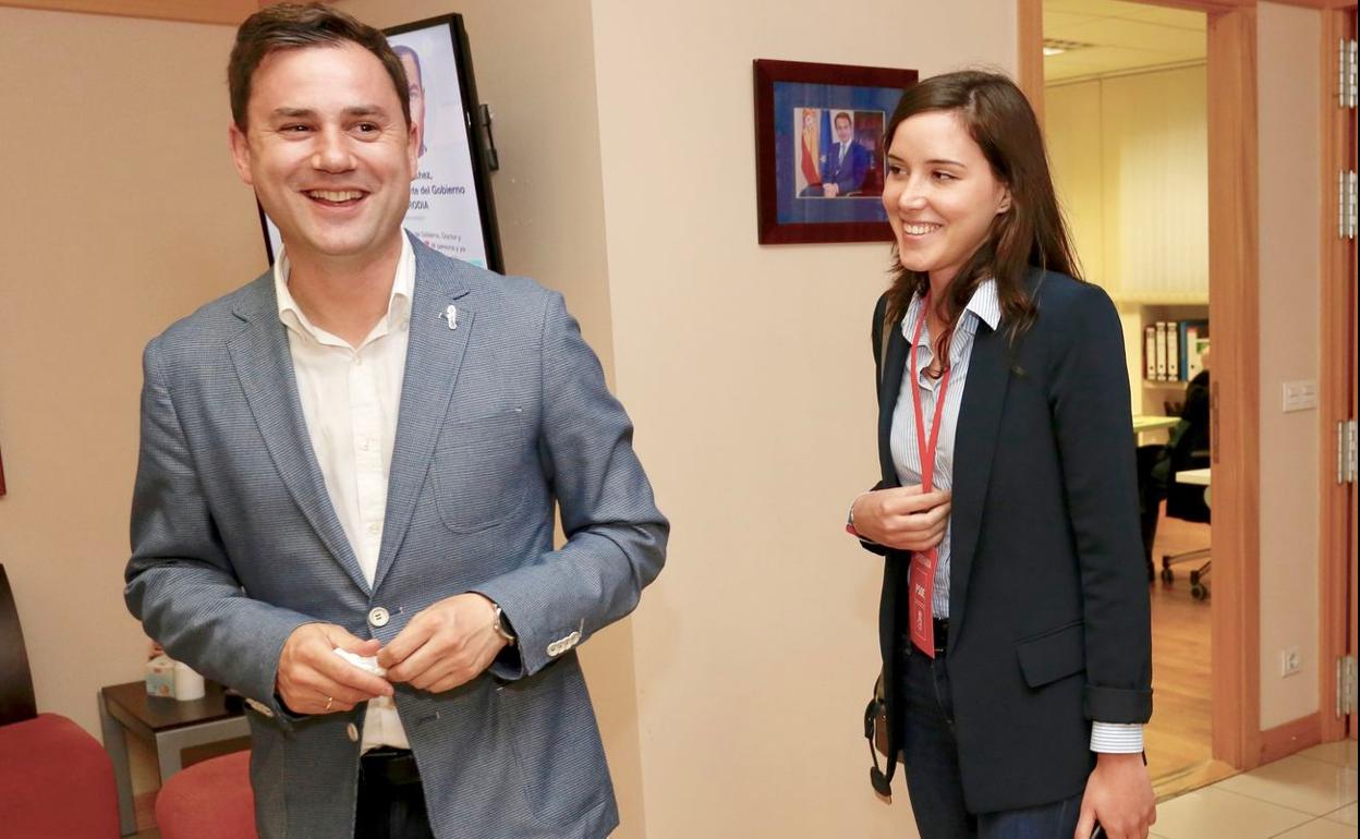 Javier Cendón y Andrea Fernández, durante la noche electoral de 2019 en la sede del PSOE de León. 