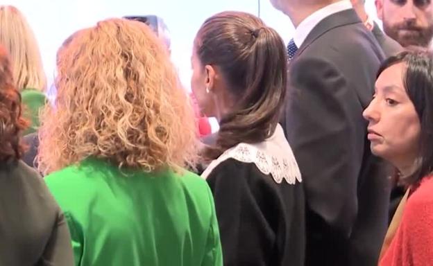 La Reina Letizia, más juvenil que nunca, enamora en la inauguración de Fitur