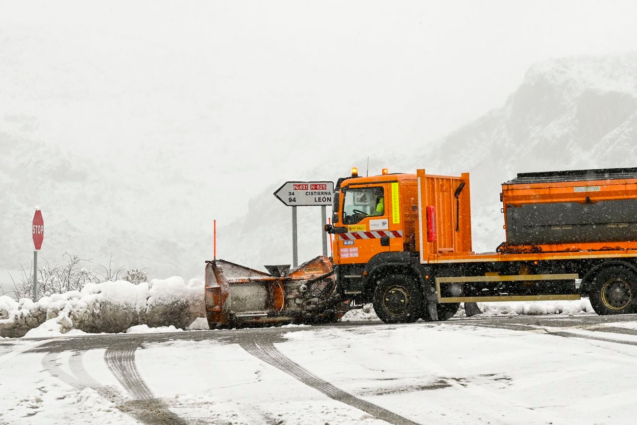 La nieve inunda la provincia de León al completo. De norte a sur y de este a oeste toda la geografía provincial se encuentra bajo la nieve en la jornada de este miércoles. 