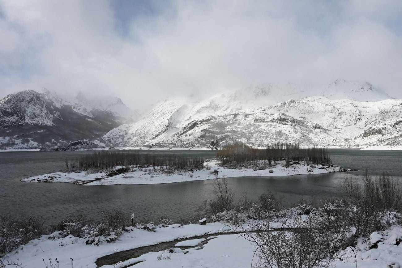 La nieve inunda la provincia de León al completo. De norte a sur y de este a oeste toda la geografía provincial se encuentra bajo la nieve en la jornada de este miércoles. 