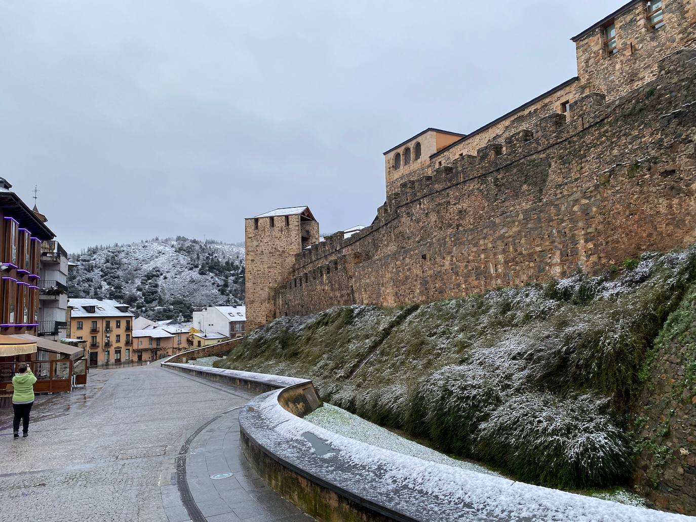 La comarca berciana se ha levantado con un fino manto de nieve en buena parte de sus rincones ocasionado por la 'borrasca Fien'