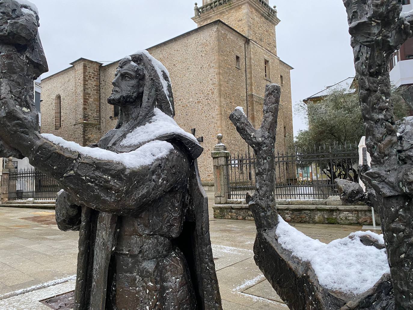 La comarca berciana se ha levantado con un fino manto de nieve en buena parte de sus rincones ocasionado por la 'borrasca Fien'