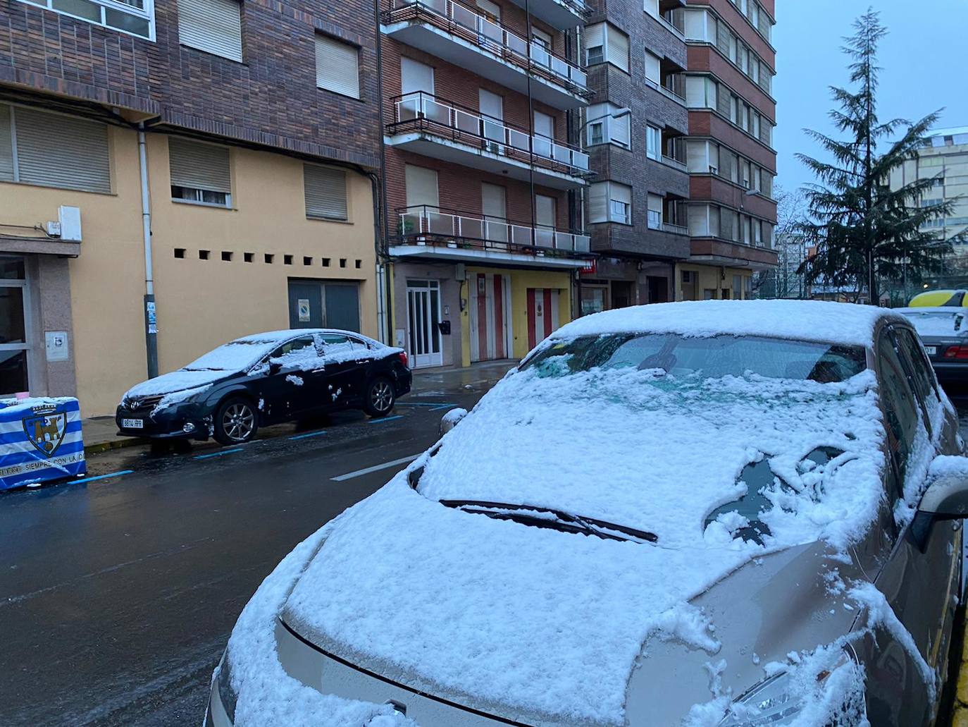 La comarca berciana se ha levantado con un fino manto de nieve en buena parte de sus rincones ocasionado por la 'borrasca Fien'