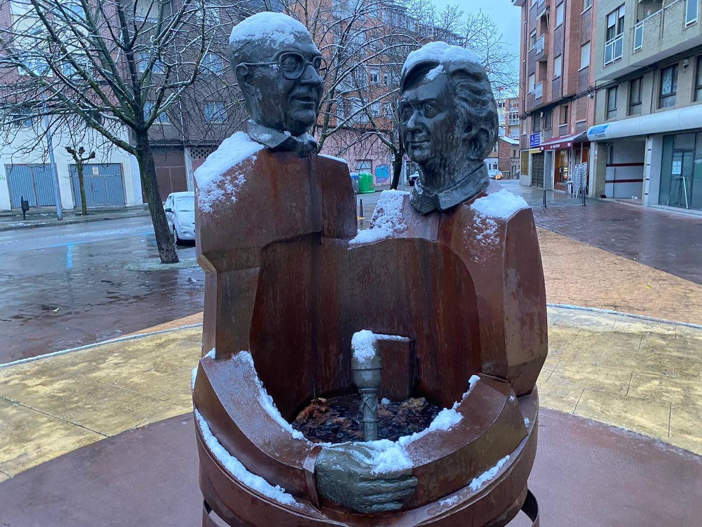 La comarca berciana se ha levantado con un fino manto de nieve en buena parte de sus rincones ocasionado por la 'borrasca Fien'