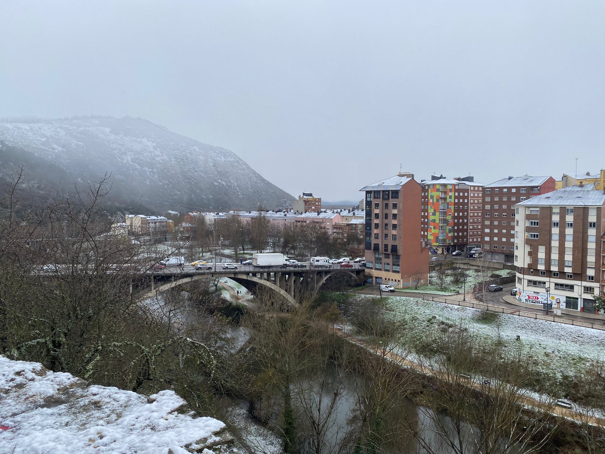 La comarca berciana se ha levantado con un fino manto de nieve en buena parte de sus rincones ocasionado por la 'borrasca Fien'