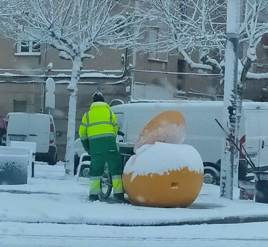 La nieve ha caído desde esta madrugada en el municipio del alfoz y ha obligado a activar los medios.