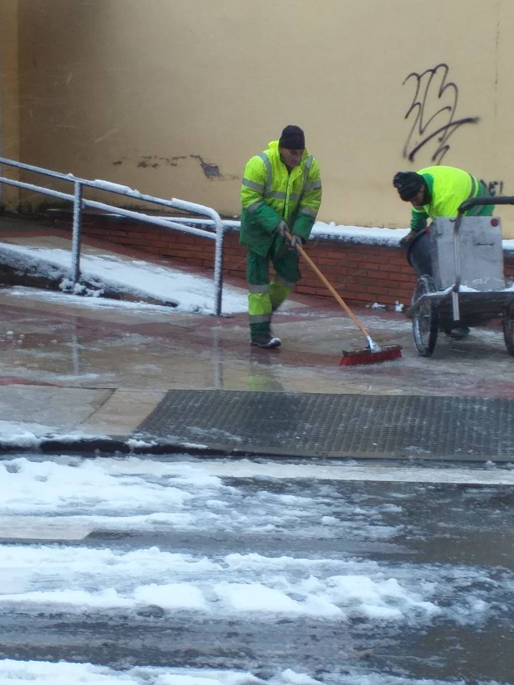 La nieve ha caído desde esta madrugada en el municipio del alfoz y ha obligado a activar los medios.