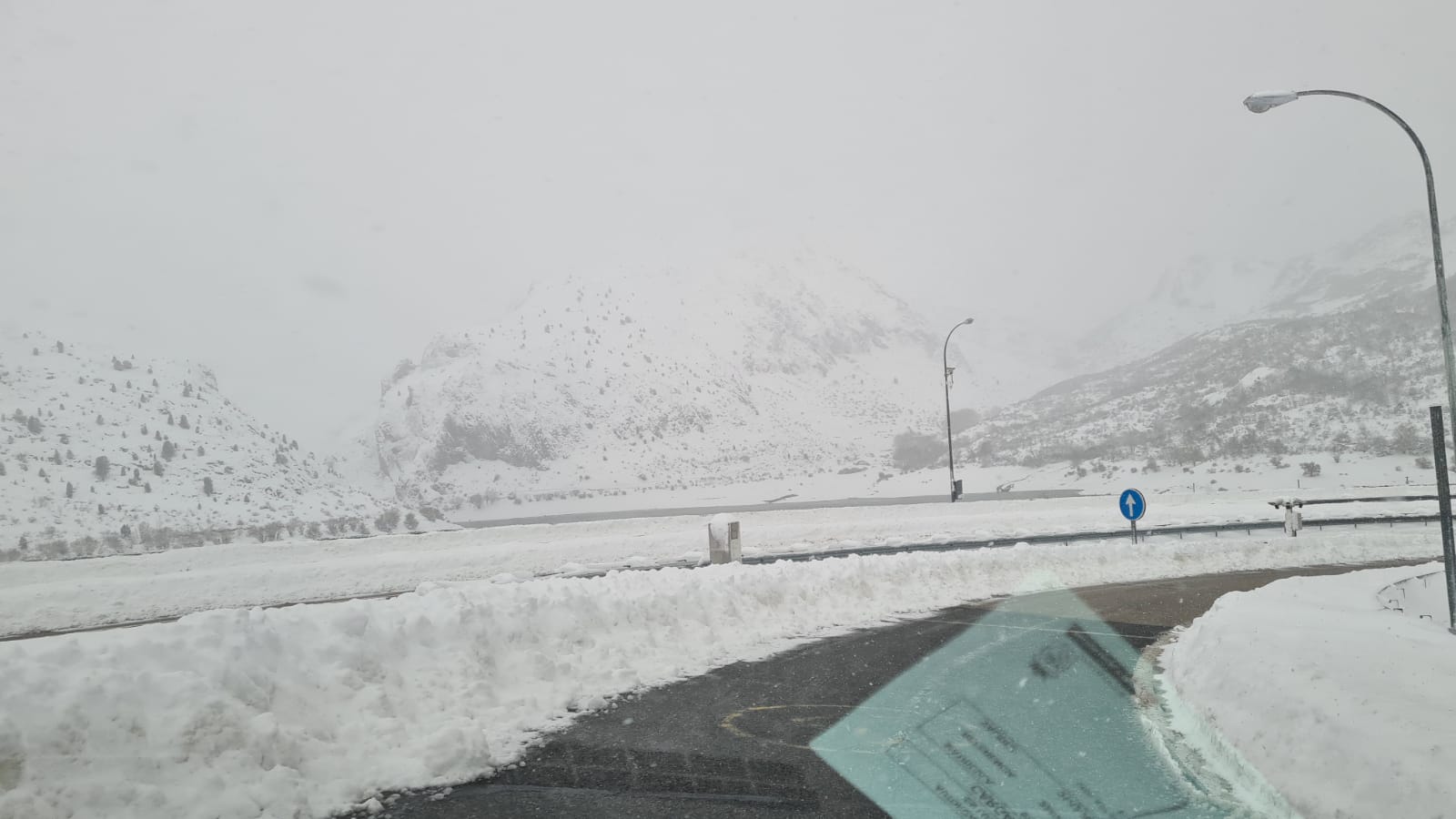 Las carreteras que discurren por pueblos de montaña se encuentran cubiertas de nieve tras el paso de Fien