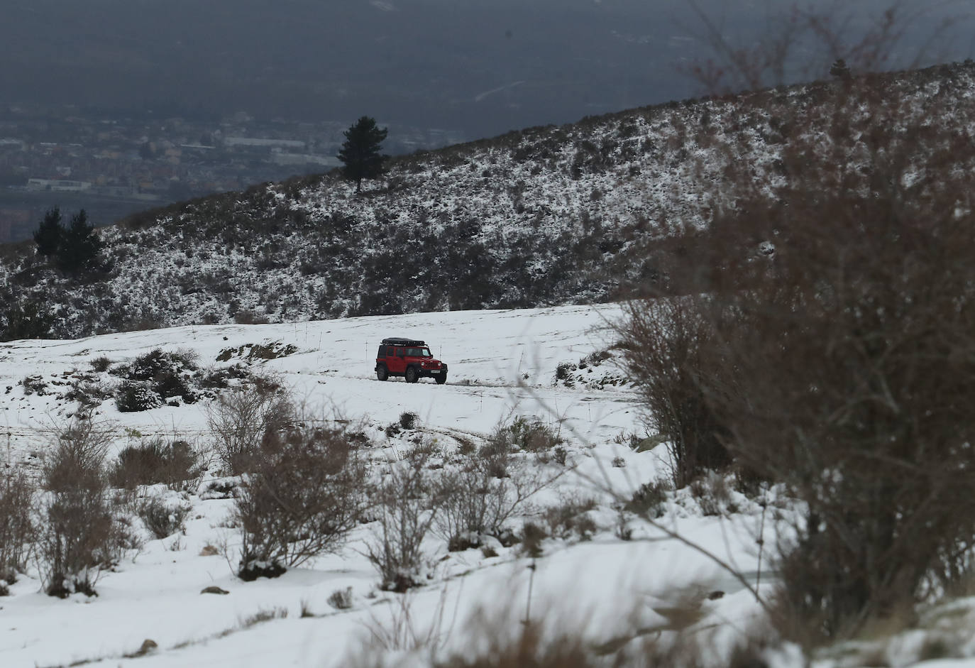 'Fien' comienza a remitir en la provincia pero la montaña se mantiene en fase de preemergencia. La nieve ha alcanzado de lleno a toda la provincia y El Bierzo no ha sido una excepción. 