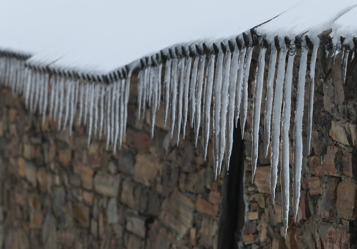 'Fien' comienza a remitir en la provincia pero la montaña se mantiene en fase de preemergencia. La nieve ha alcanzado de lleno a toda la provincia y El Bierzo no ha sido una excepción. 