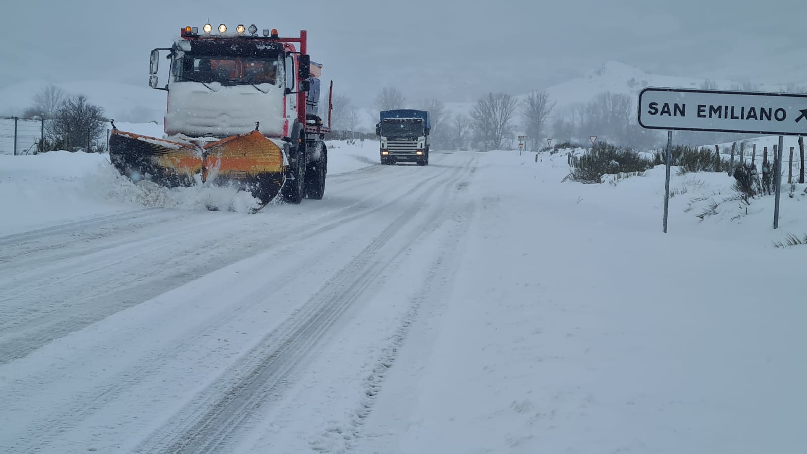 La nieve cubre el asfalto en varias zonas de la provincia tras el paso del temporal por León.