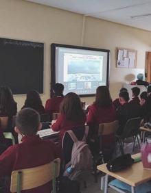 Imagen secundaria 2 - Imagen del encuentro mantenido por los alumnos con los miembros de la expedición. 