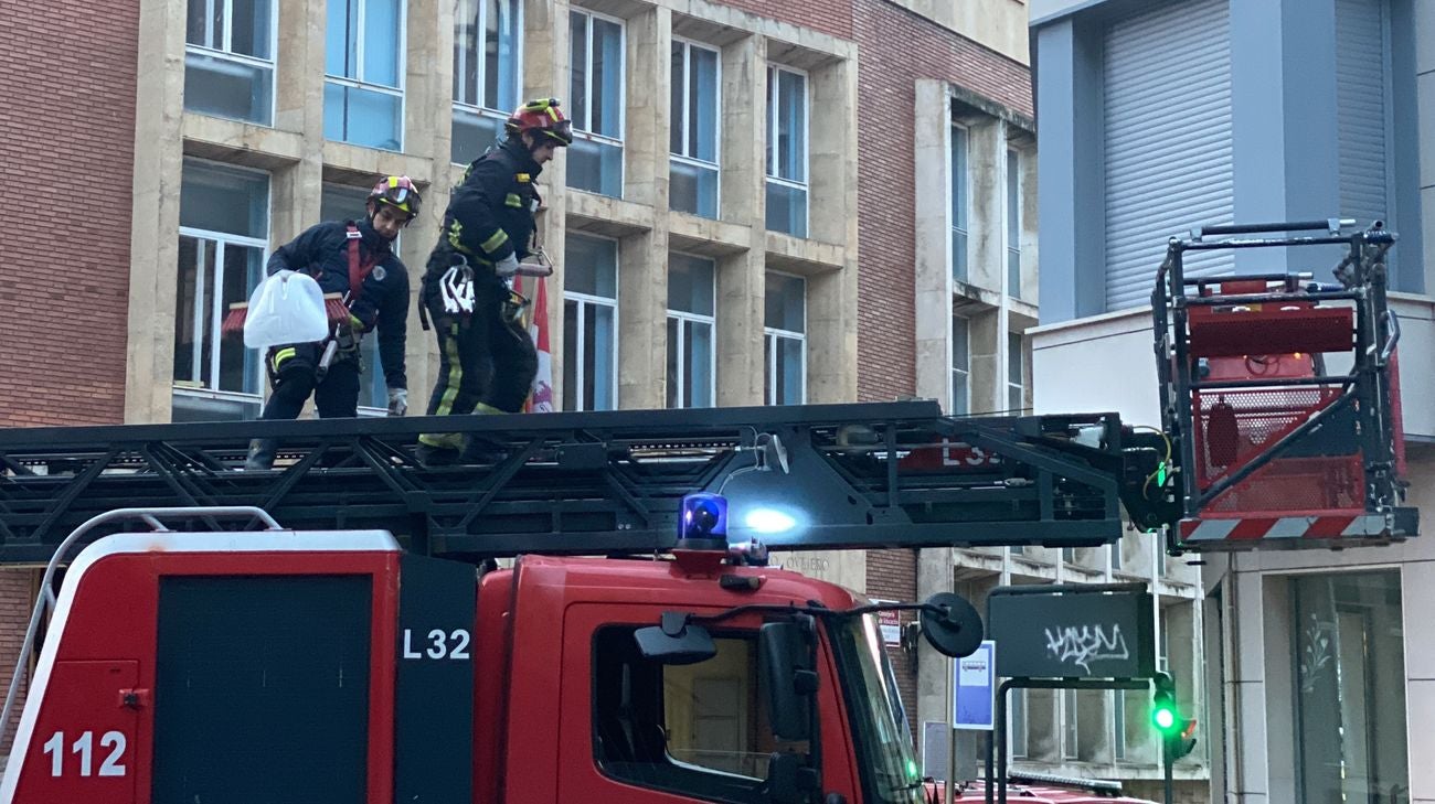 Bomberos interviene para retirar el hielo formado en varias viseras de nieve en inmuenbles de León. Efectivos del parque de Bomberos de León han intervenido para retirar la nieve de la techumbre de un inmueble en García I de la capital. 