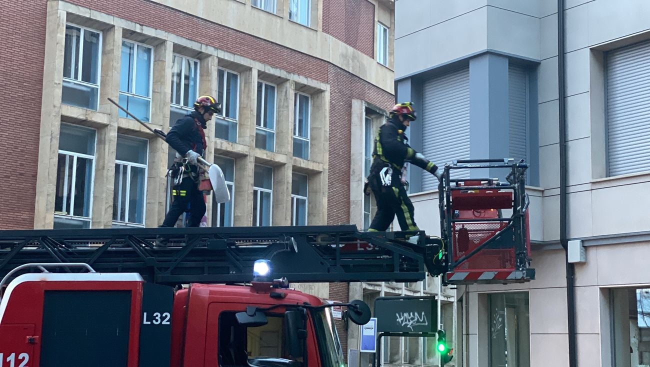 Bomberos interviene para retirar el hielo formado en varias viseras de nieve en inmuenbles de León. Efectivos del parque de Bomberos de León han intervenido para retirar la nieve de la techumbre de un inmueble en García I de la capital. 