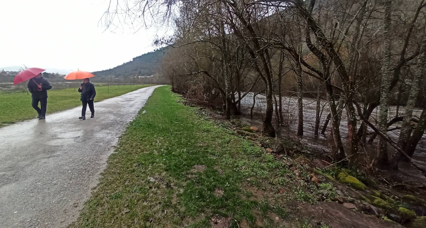  El río Sil a su paso por Ponferrada aumenta su caudal debido a las precipitaciones de los últimos días.