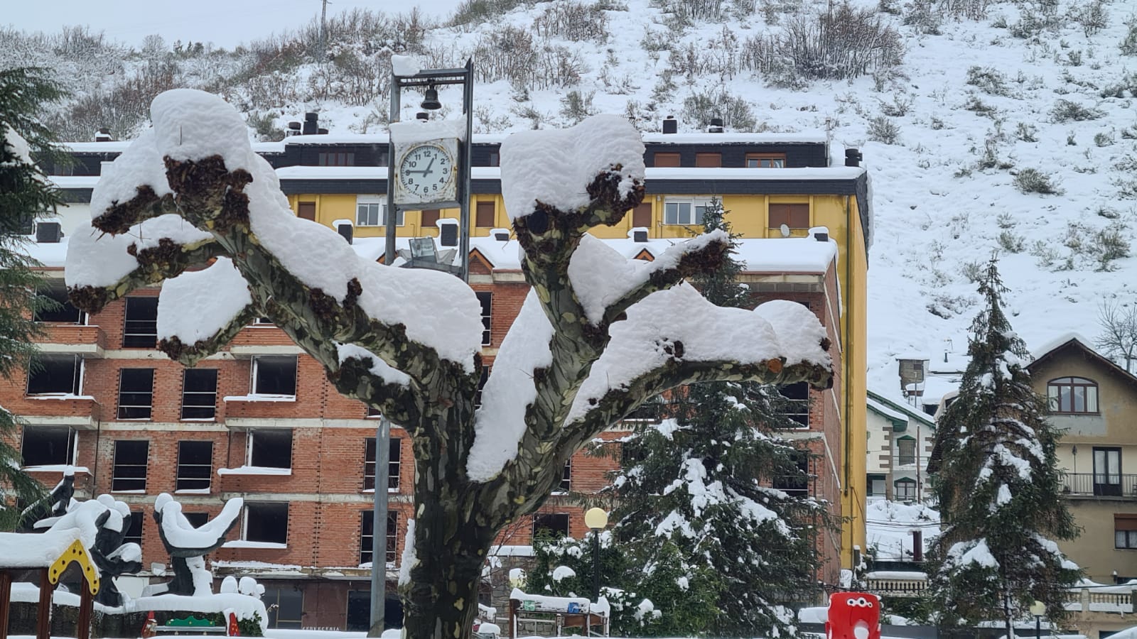 El municipio lacianiego sufre el azote de Fien y recuerda una de las mayores nevadas de los últimos años.