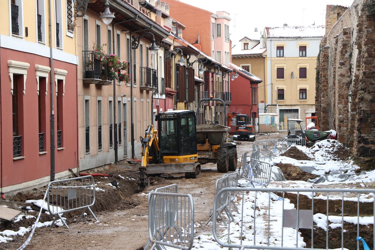 La peatonalización de la calle Carreras avanza según los plazos y las máquinas ya trabajan en el lugar.
