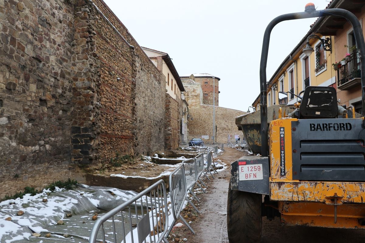 La peatonalización de la calle Carreras avanza según los plazos y las máquinas ya trabajan en el lugar.