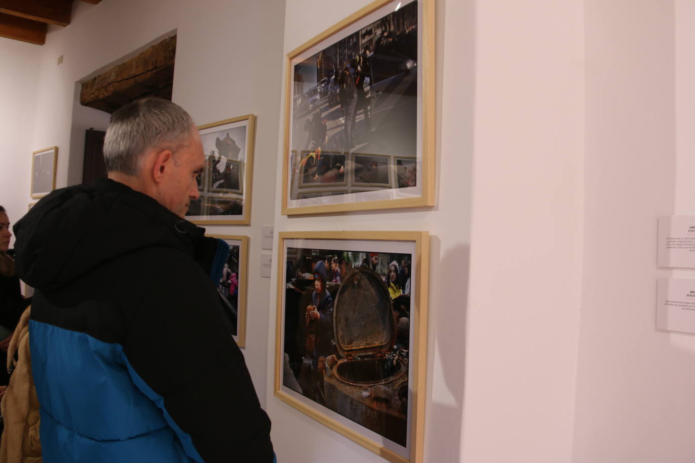 Inauguración de la exposición 'Ucrania, guerra de los civiles' en la Fundación Vela Zanetti de León. 