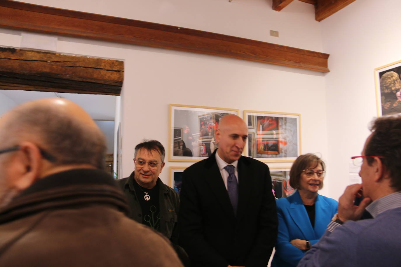 Inauguración de la exposición 'Ucrania, guerra de los civiles' en la Fundación Vela Zanetti de León. 