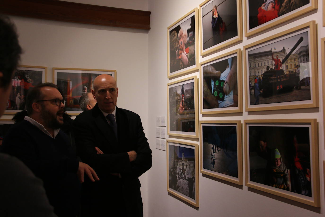 Inauguración de la exposición 'Ucrania, guerra de los civiles' en la Fundación Vela Zanetti de León. 