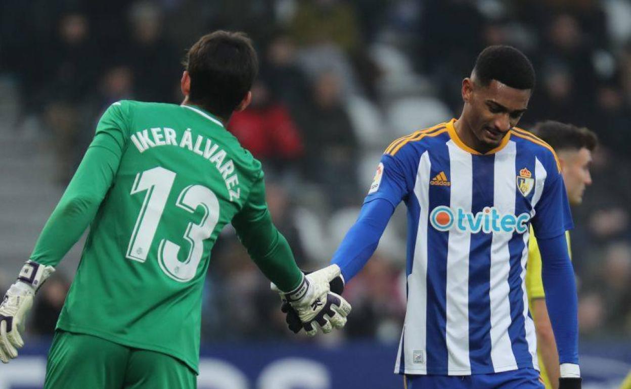 Derik Lacerda choca la amno con Iker Álvarez en el partido Ponferradina-Villarreal 'B'.