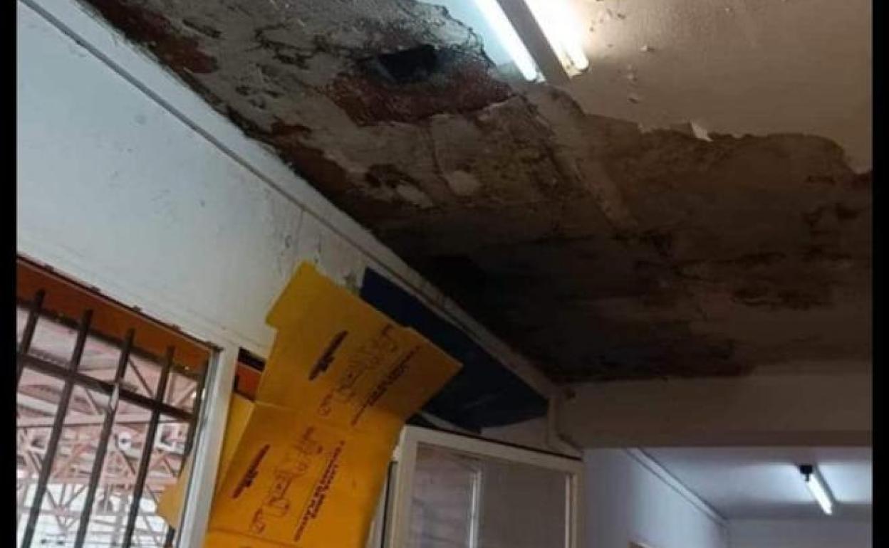 Problemas de goteras en el colegio Quevedo de León ciudad.