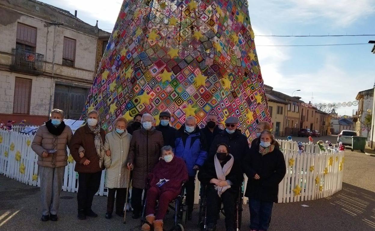 Varios usuarios del centro de día de Astorga durante su visita al árbol de ganchillo de Villoria de Órbigo.