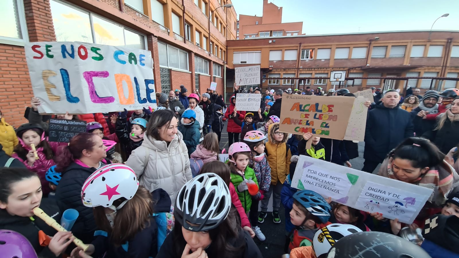 Padres y madres del centro acuden a acompañar a sus hijos y organizan una protesta para exigir que se arregle el colegio.