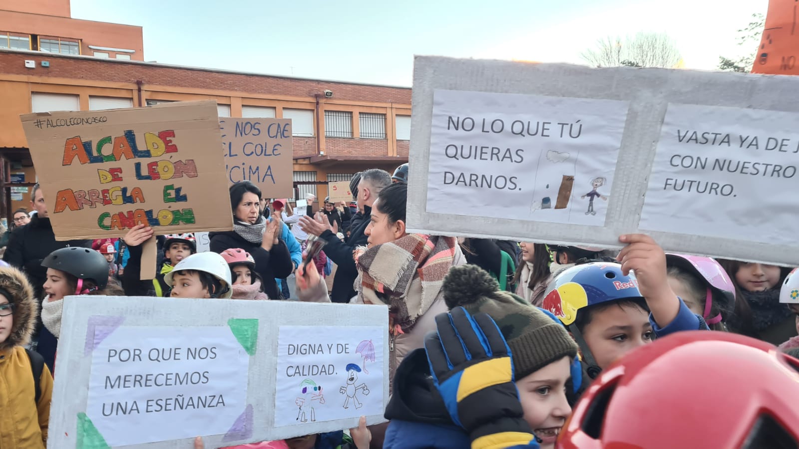 Padres y madres del centro acuden a acompañar a sus hijos y organizan una protesta para exigir que se arregle el colegio.