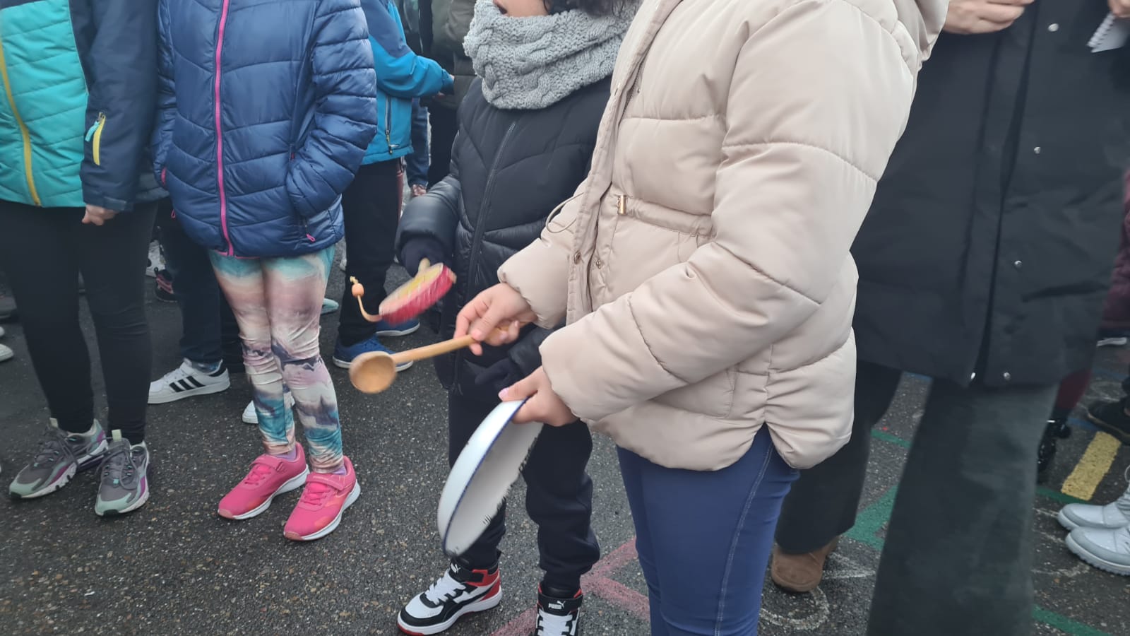 Padres y madres del centro acuden a acompañar a sus hijos y organizan una protesta para exigir que se arregle el colegio.