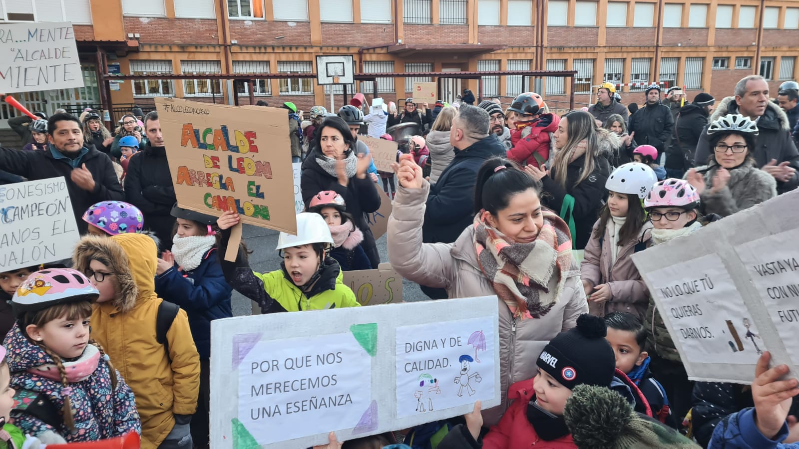 Padres y madres del centro acuden a acompañar a sus hijos y organizan una protesta para exigir que se arregle el colegio.