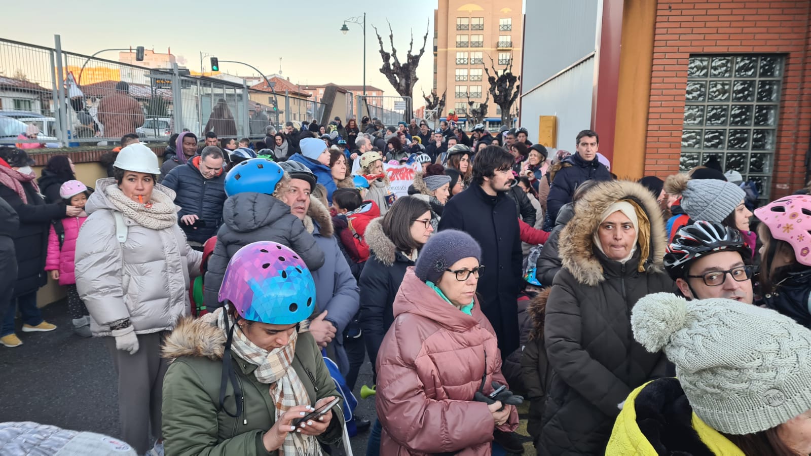 Padres y madres del centro acuden a acompañar a sus hijos y organizan una protesta para exigir que se arregle el colegio.