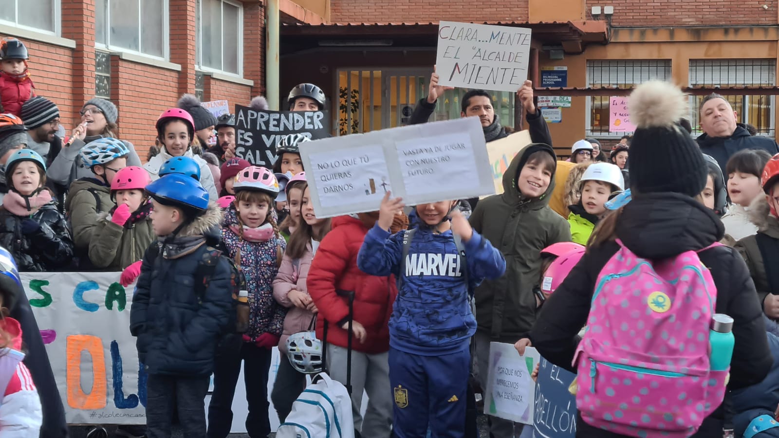 Padres y madres del centro acuden a acompañar a sus hijos y organizan una protesta para exigir que se arregle el colegio.