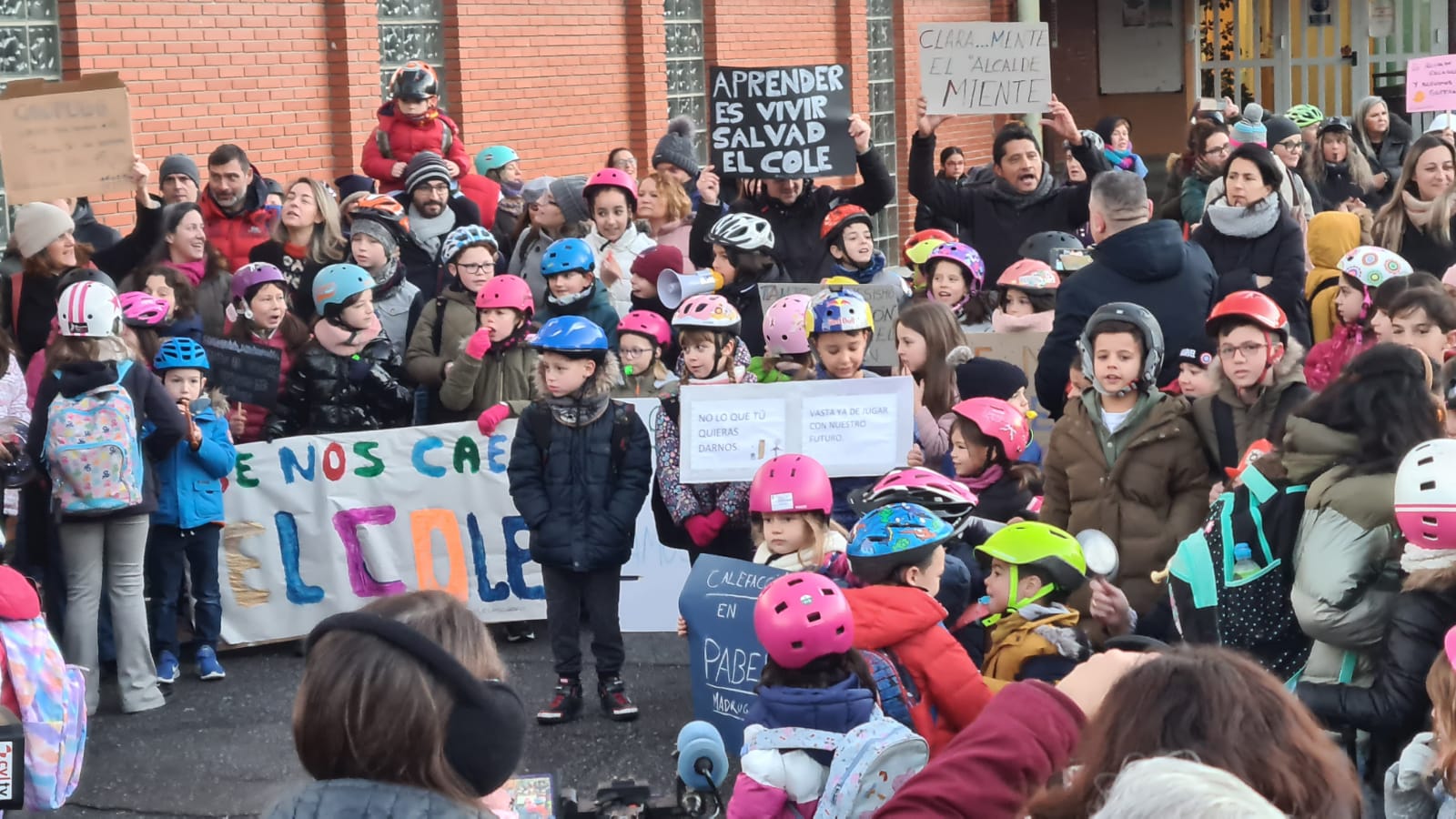 Padres y madres del centro acuden a acompañar a sus hijos y organizan una protesta para exigir que se arregle el colegio.