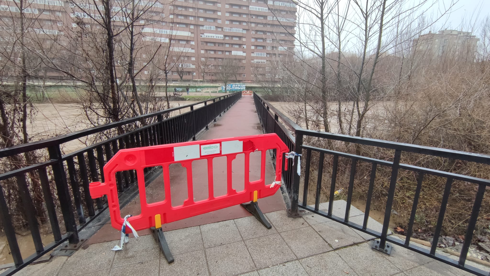 El principal río de la ciudad ha experimentado una importante crecida en las últimas horas debido a las precipitaciones en forma de nieve de los días anteriores.