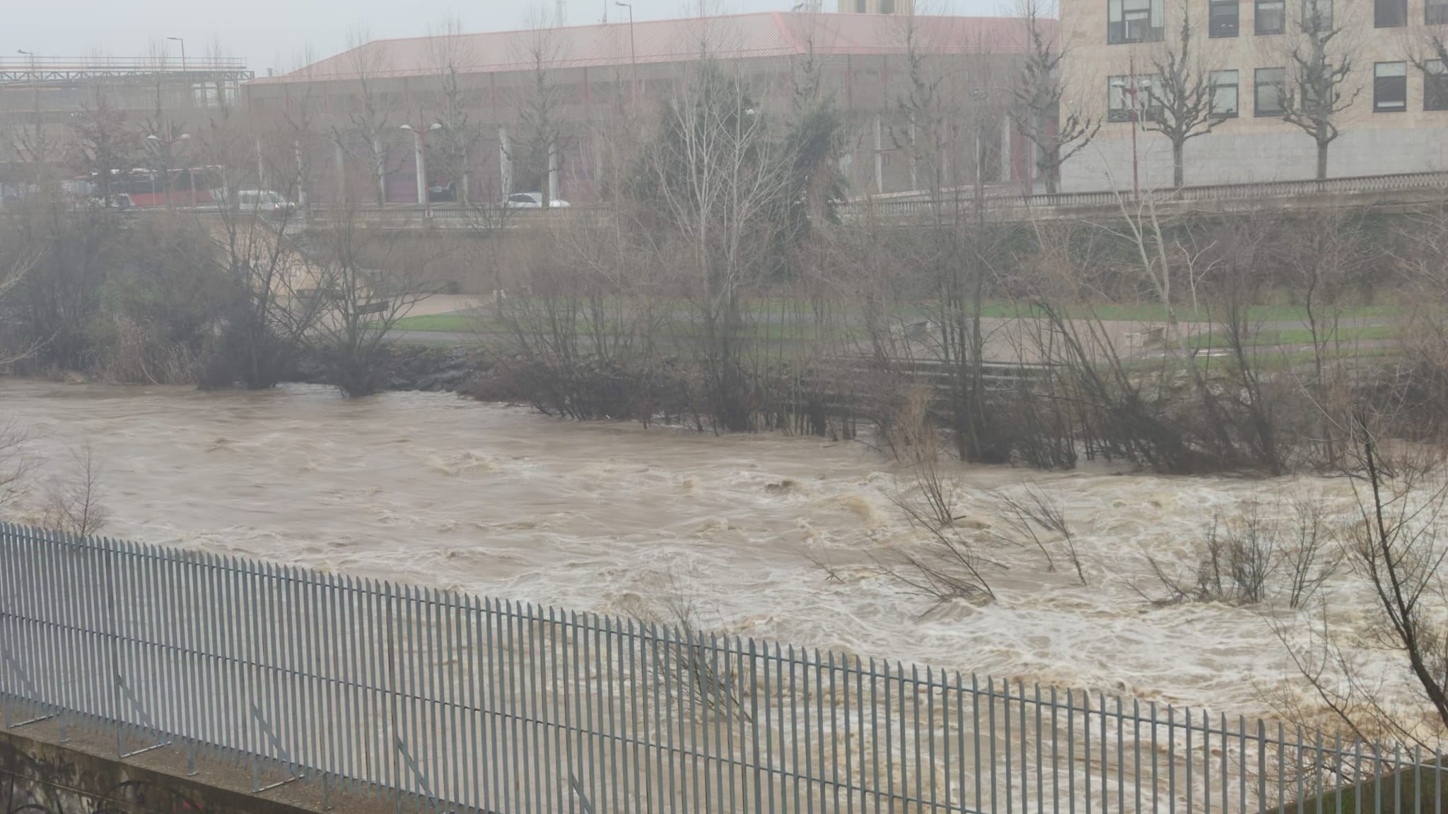 El principal río de la ciudad ha experimentado una importante crecida en las últimas horas debido a las precipitaciones en forma de nieve de los días anteriores.