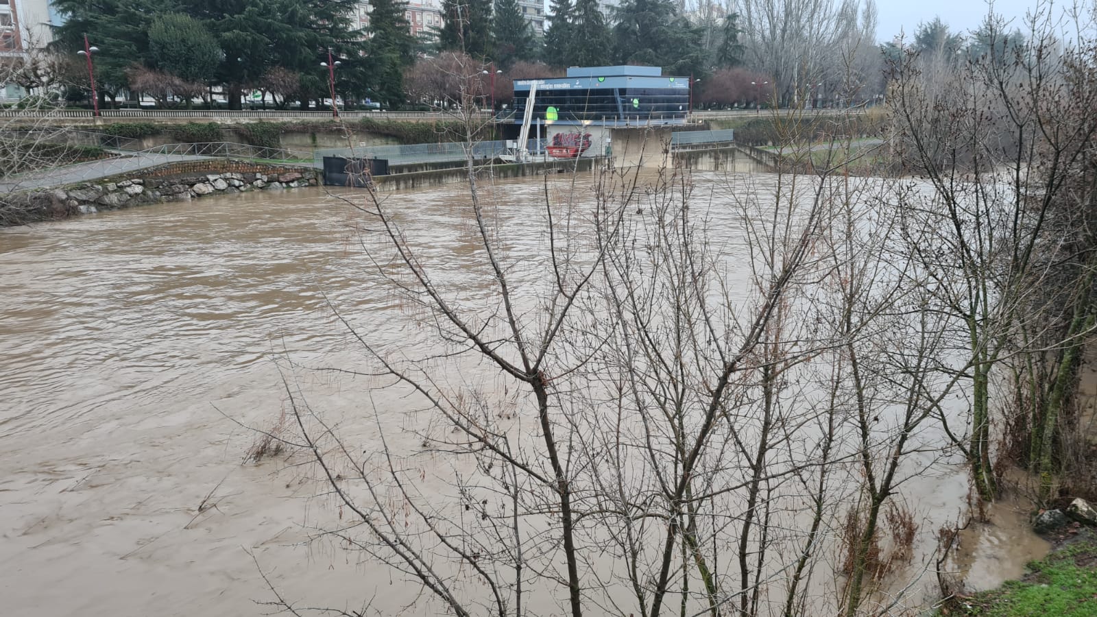 El principal río de la ciudad ha experimentado una importante crecida en las últimas horas debido a las precipitaciones en forma de nieve de los días anteriores.